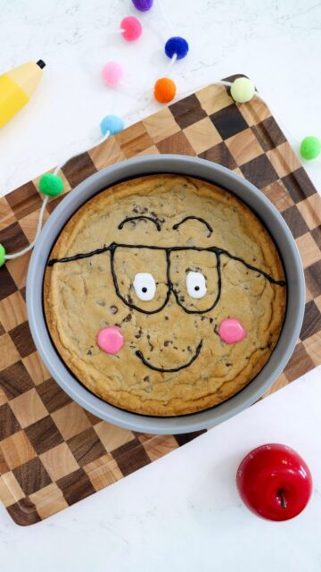 One Smart Cookie 🍪✏️ The easiest back to school treat that’s almost too cute to eat! Save this simple cookie cake idea for the first day of school, class parties, or an after school surprise. 🤍

Comment “SHOP” for the supplies!

#BackToSchoolTreats #CookieCake #BackToSchoolIdeas #SchoolSnackIdeas #EasyDesserts / https://liketk.it/6k2Gh