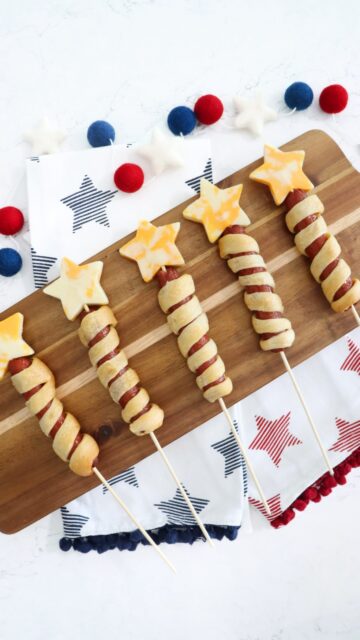 These ✨ sparkler hot dogs 🧨✨might be my favorite easy summer food idea yet 🌭🇺🇸

I wrapped hot dogs in crescent roll dough, baked them until golden, then added skewers + star-shaped cheese to create the cutest little firework-inspired hot dogs for Memorial Day and the 4th of July❤️🤍💙

Perfect for:
✨4th of July party food
✨Memorial Day cookouts
✨summer BBQs
✨easy kid-friendly appetizers

SAVE this if you need an easy 4th of July food idea for your next cookout 🙌🏻

#4thofjulyfood #partyfoodideas #cookoutfood #patrioticfood #fourthofjulyrecipes
