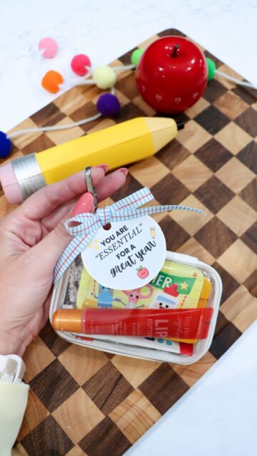 It’s that time! 🍎✏️ DIY Back to School teacher gifts with the viral $1.59 hard sided zipper case key chain.

These are so simple and easy to make!

✨ Comment “shop” for the links.

P.S. the keychains keep coming back in stock so turn on the target notification to snag them ❤️

#teachergifts #teachergiftideas #targetfind #backtoschool / DIY teacher gifts, teacher gift ideas / https://liketk.it/6iJlo