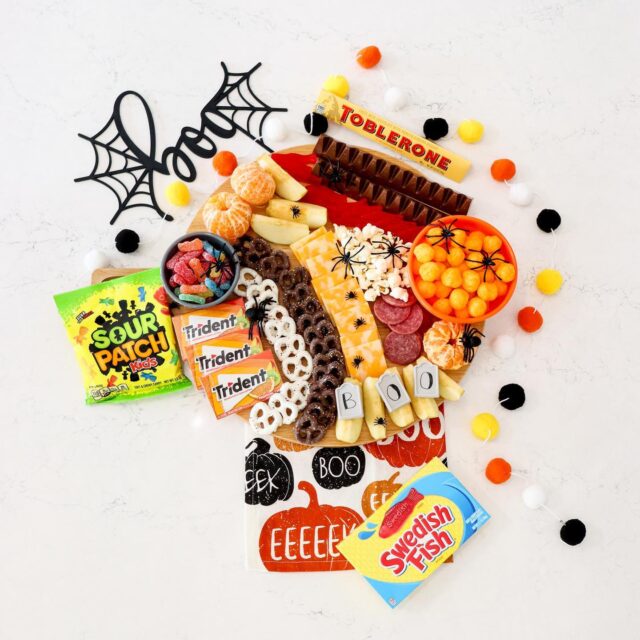 🕷️This BOO BOARD trend is super sweet🍫, and a little spooky 👻 but l’m loving it🕷️ #Ad These are so perfect for play dates, parties or family movie nights! I used all of our favorites like Toblerone, @SourPatchKids, @tridentgum, and @swedishfish + Everything else I used in my board is from @walmart too! Enjoy! 🎃

// #ad #sourpatchkids #tridentgum #swedishfish #booboards #spookyrecipes #halloweeninspo #trickortreat #halloweencharcuterie #charcuterie