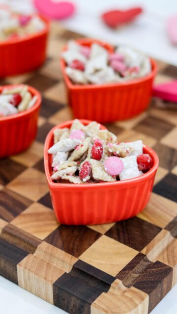 Valentines Snack Mix 💘

Valentine’s is coming up quickly and this easy snack mix recipe is the perfect treat. 

It’s yummy Chex mix, white chocolate, peanut butter, M&Ms, and sprinkles (with some powdered sugar in there too 😘).

Like, COMMENT “recipe”, and save this for Valentine’s Day!

#valentinesdaytreats #valentinesday #valentinesdayrecipes #snackrecipes #sweettreats
