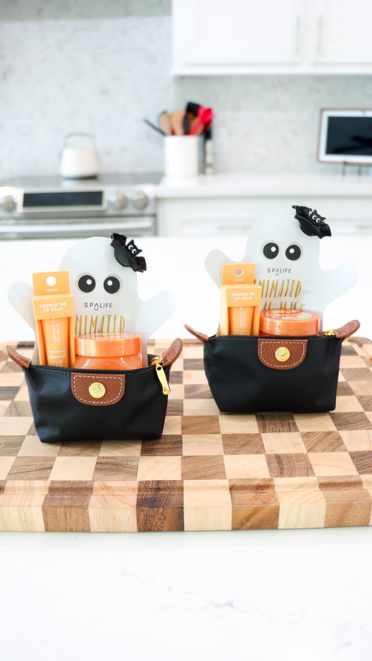 The cutest little mini boo basket idea for your bestie 👻🧡

If you’re looking for easy boo basket ideas, this one is SO simple to recreate! Grab this mini bag and fill it with a few fun favorites she’ll actually use—because sometimes the tiniest surprises are the best. 🎃✨

SAVE this for your next Halloween gift idea & tag your bestie who needs one! 👇🏼

COMMENT “shop” for the links.

#BooBasketIdeas #BooBasket #BestieGift #HalloweenGift #FallGiftIdeas / https://liketk.it/6mYyC