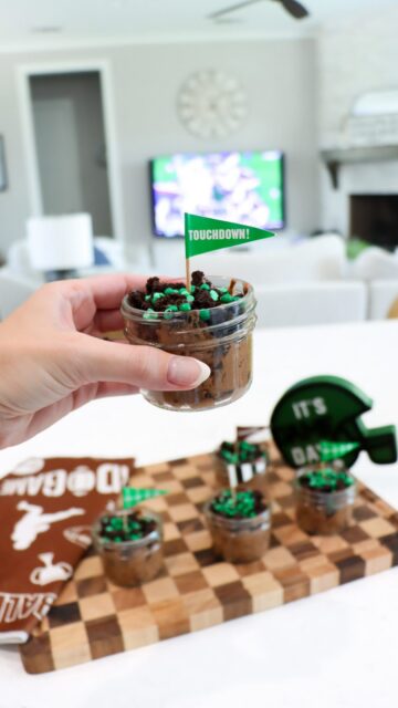 Game day needs this dessert. 🏈🍫

These Oreo Dirt Dessert Cups are creamy, chocolatey, ridiculously easy to make, and the green sprinkles make them perfect for your next football game day party!

Made with cream cheese, chocolate pudding, Cool Whip and plenty of crushed Oreos, this easy no-bake dessert is one the whole family will love. 🤎

Comment RECIPE and I’ll send you the recipe! 👇🏼

And save this for your next game day, tailgate or team celebration!

#GameDayDessert #OreoDessert #EasyDessert #FootballFood #GameDayRecipes