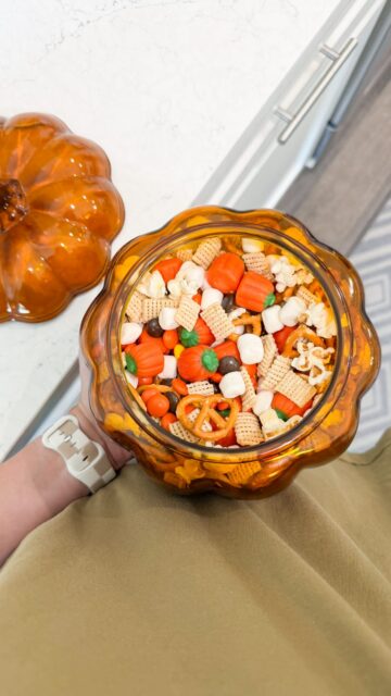 This easy fall snack mix is basically fall in a bowl 🍂🤎 Love keeping it on my counter. It’s sweet, salty, crunchy, and so easy to throw together!

It’s perfect for Halloween parties, after-school snacking, football Sundays, fall gatherings, or anytime you need an easy snack everyone can grab and enjoy. 

🧡SAVE this one for your next fall get-together!

Comment “shop” for the pumpkin container link.✨

#FallSnacks #SnackMix #EasyRecipes #HalloweenSnacks #FallRecipes / https://liketk.it/6oFVH