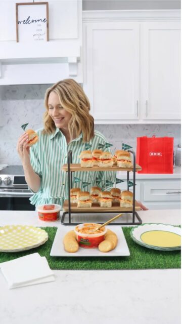 #ad I think our tournament watch party set is champion-worthy 💚⛳️ We set up with these Pimiento cheese sliders made with @pricespimiento Original Pimento Cheese Spread with Peppers.

They taste so good, you can tell it’s made with real cheddar and quality ingredients. 

I also set up Price*s Southwest Style Pimiento Cheese spread with crackers. 💛It is the perfect dip that brings a zesty kick to every bite with real cheddar, tangy pimientos, and a blend of bold Southwest spices.

Click the link in my bio to shop Price*s at @HEB.💚 #Prices #PricesOnPar #PricesAtHEB