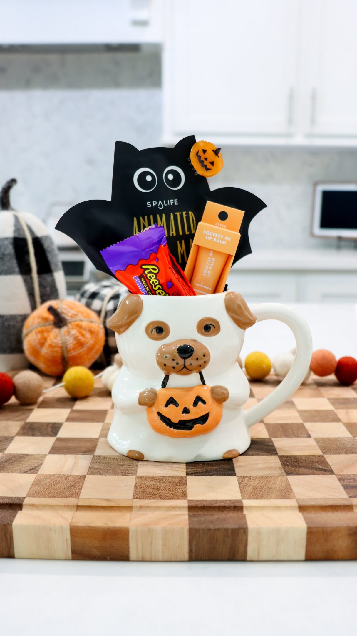 The cutest little mini boo basket 🧡🎃🐶

All you need is a fun Halloween mug, a few little treats, and you’ve got the sweetest Halloween gift idea!

I filled this one with a face mask, chapstick, candy + a cute hair clip. Perfect for a friend, coworker, teacher, neighbor, or just because... 👻

Comment SHOP and I’ll send you the links! 🛍️🎃

Save this for your next Halloween boo basket idea!

#BooBasket #HalloweenGiftIdeas #HalloweenDIY #HalloweenIdeas #GiftIdeas / https://liketk.it/6mAWe