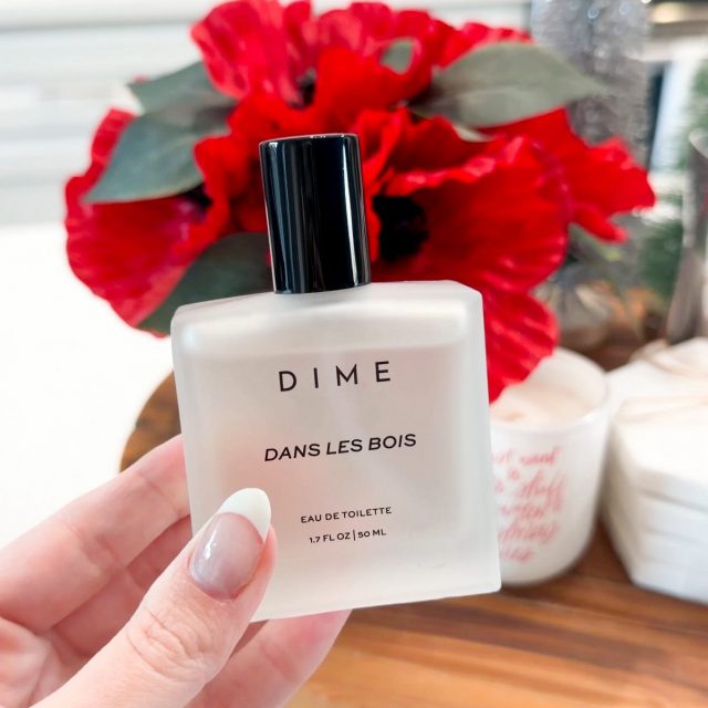 ✨On the 10th day of Christmas…🎄I’m so excited to be gifting one of you DIME perfume in Dans Les Bois scent!

@dimebeautyco has such great perfume and skincare items. My favorite perfumes are: Core Memory, Felt Cute, 7 Summers and Dans Les Bois. And my favorite skincare item from them is their Dark Spot Corrector! 

🎅🏼Here’s how to enter:
1️⃣Like this post
2️⃣Follow me @marquis_clarke 
3️⃣Comment telling me your fav scent + Tag a friend in the comments below (1 comment = 1 entry so tag as many as you would like!)

❤️BONUS entry ❤️Share this post on your stories and tag me

🎄INSIDER TIP: 🎄There’s also one more bonus entry in my stories!

RULES. Gifting starts 12/1 at 7pm CST and ends 12/14 at 11:59pm CST. The winners will be chosen at random and announced on 12/15. Public and private accounts may enter. Open to USA only. Per Instagrams rules: this sweepstakes is in no way sponsored, administered or associated with Instagram. No purchase necessary, void where prohibited. By entering, entrant confirms they are 18 years of age or older, and agrees to Terms and Conditions and privacy policy here: We release Instagram of any responsibility and agree to Instagrams terms of use.

#gifting #givingback #christmastime #12DaysofChristmas #favoritegifts #cleanbeauty