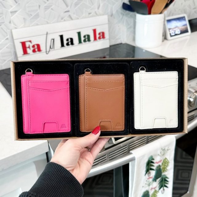 ✨On the 9th day of Christmas…🎄I’m so excited to be gifting one of you an @Andar The Denner wallet in ivory.

#Andar has pristine crafted leather goods ranging from wallets to air tag holders to backpacks and bags. Kevin and I both use their wallets and LOVE them!

🎅🏼Here’s how to enter:
1️⃣Like this post
2️⃣Follow me @marquis_clarke + @andar
3️⃣Comment telling me your current wallet situation + Tag a friend in the comments below (1 comment = 1 entry so tag as many as you would like!)

❤️BONUS entry ❤️Share this post on your stories and tag me

🎄INSIDER TIP: 🎄There’s also one more bonus entry in my stories!

RULES. Gifting starts 12/1 at 7pm CST and ends 12/14 at 11:59pm CST. The winners will be chosen at random and announced on 12/15. Public and private accounts may enter. Open to USA only. Per Instagrams rules: this sweepstakes is in no way sponsored, administered or associated with Instagram. No purchase necessary, void where prohibited. By entering, entrant confirms they are 18 years of age or older, and agrees to Terms and Conditions and privacy policy here: We release Instagram of any responsibility and agree to Instagrams terms of use.

#gifting #givingback #christmastime #12DaysofChristmas #favoritegifts