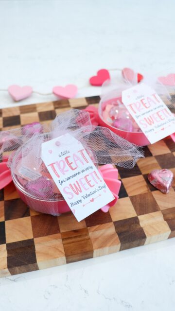 Valentines Teacher Gift Idea 💘 These little candy shaped snack boxes are perfect for teacher gifts, galentines, and more - so many possibilities.

💕COMMENT “shop” for the links.

#valentines #valentinesgiftideas #targetfinds / https://liketk.it/5MxSP