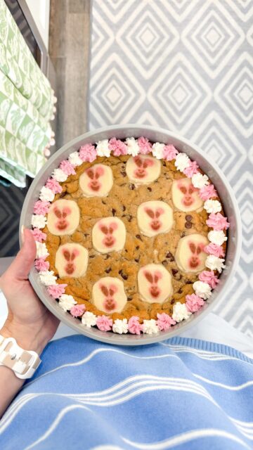 The cutest (and easiest) Easter dessert you’ll make this year 💕🐰

This DIY Easter cookie cake is my go-to when I need something quick, festive, and kid-approved 🙌🏻

No complicated steps. No stress. Just a simple Easter dessert that looks like you spent HOURS on it ✨

Save this for your Easter baking lineup & make it with your kiddos this week 💛

👉🏻 Make sure you’re following me - @marquis_clarke for more easy mom recipes, holiday treats, affordable fashion and simple home ideas!

#EasterDessert #EasterBaking #CookieCake #EasyDessertRecipe #MomLifeRecipes