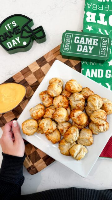 The easiest game day snack you’ll make all season! 🏈🥨

These 3-ingredient pretzel bites taste so much like Auntie Anne’s, but you can make them at home in no time! 🤤 They’re soft, buttery, salty, and SO good with cheese sauce.

If you need an easy game day appetizer, football snack, or party food, SAVE this recipe because you’re going to want it later! 👏

And send this to the person who’s always in charge of game day snacks! 😂

#GameDayFood #PretzelBites #GameDaySnacks #EasyAppetizers #FootballFood