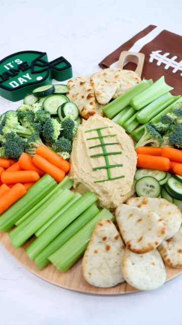 Game Day Hummus Board 🏈💚 Such a great game day snack that’s a little more healthy.

What are you making for the big game?!

#gamedaysnacks #charcuterieboard #snackboard