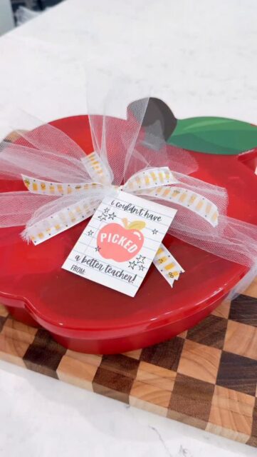 🍎✨Teacher gift idea that’s actually CUTE and useful!!

If you’re looking for a simple but thoughtful Teacher Appreciation gift… this apple snack box box is EVERYTHING 😍🍏

Fill it with their favorite goodies + a few classroom essentials and you’ve got a gift they’ll truly love (and use!!)

Save this for later because teacher appreciation week will sneak up on you 👀

COMMENT “shop” and I’ll send you all the links to recreate this 🍎✨

#TeacherAppreciationGifts #TeacherGiftIdeas #EndOfYearGifts #MomLifeHacks #GiftIdeasForTeachers / https://liketk.it/66x4w
