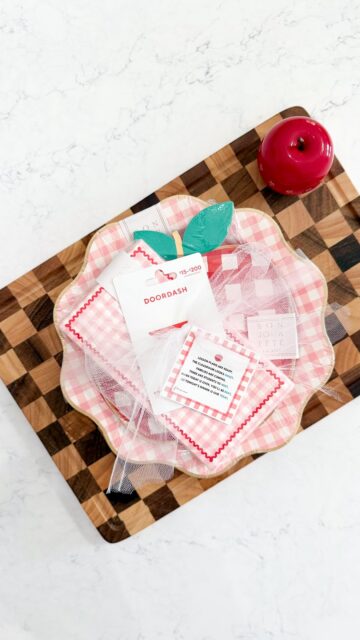 🍎 Back to school teacher gift idea they’ll actually use! 

Treat your teacher to dinner on us with a restaurant or DoorDash gift card, festive plates + napkins, and this adorable printable gift tag. 

Such a thoughtful Meet the Teacher or first day of school gift! ❤️

Comment SHOP for the links and save this idea for back-to-school! ✨

#BackToSchoolTeacherGift #TeacherGiftIdea #MeetTheTeacher #FirstDayOfSchool #TeacherAppreciation / https://liketk.it/6jVvf