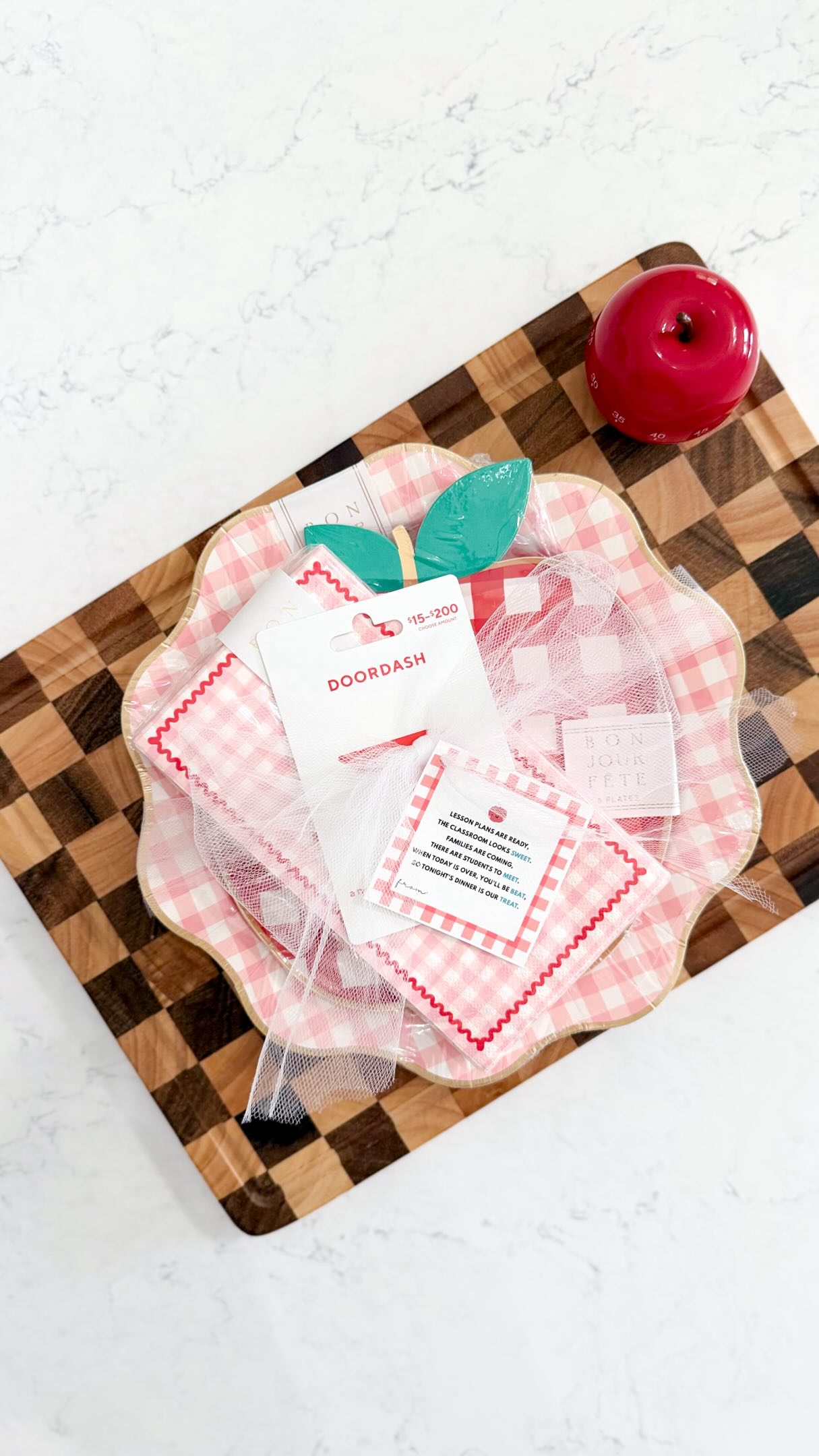 🍎 Back to school teacher gift idea they’ll actually use! 

Treat your teacher to dinner on us with a restaurant or DoorDash gift card, festive plates + napkins, and this adorable printable gift tag. 

Such a thoughtful Meet the Teacher or first day of school gift! ❤️

Comment SHOP for the links and save this idea for back-to-school! ✨

#BackToSchoolTeacherGift #TeacherGiftIdea #MeetTheTeacher #FirstDayOfSchool #TeacherAppreciation / https://liketk.it/6jVvf
